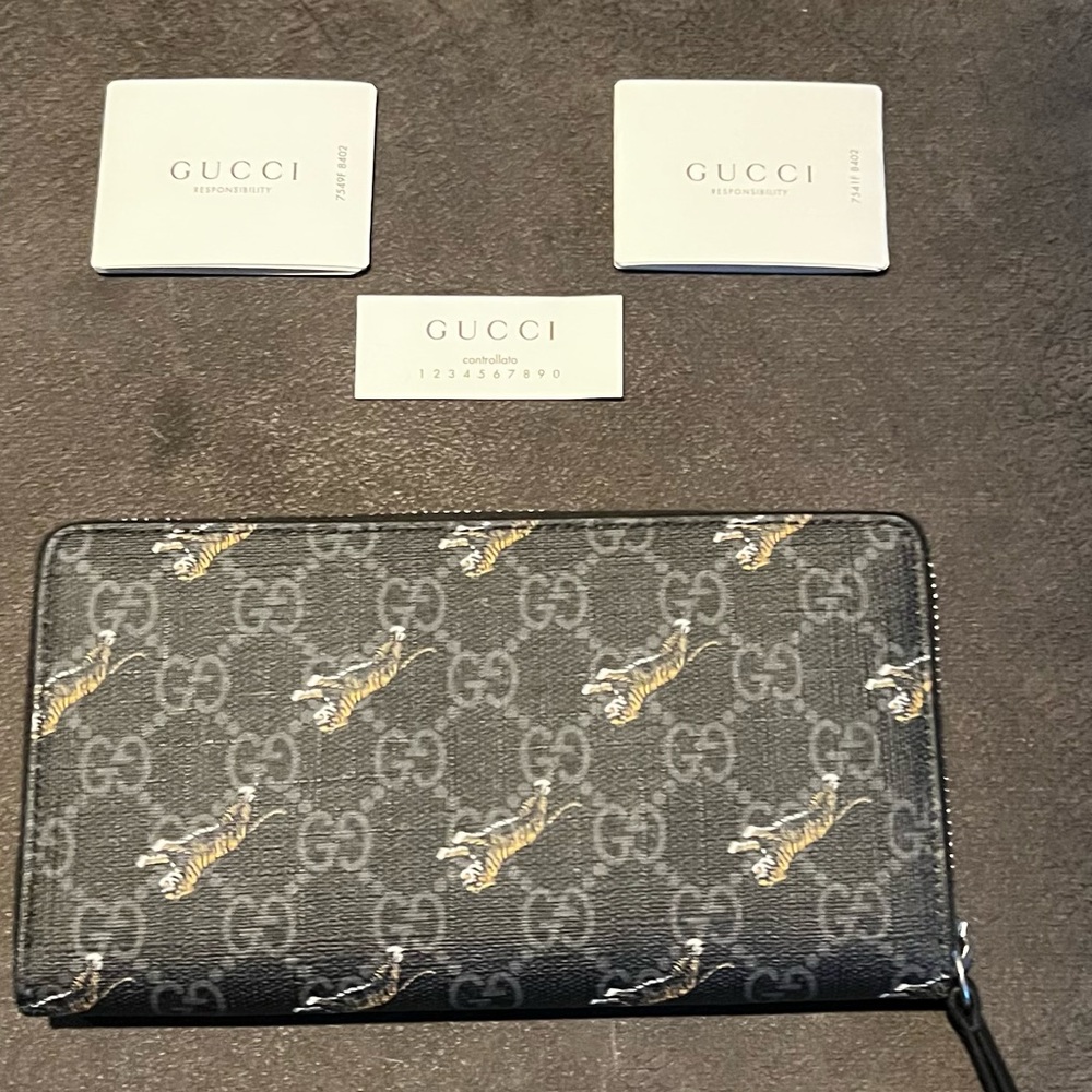 GUCCI GG SUPREME MONOGRAM TIGER PRINT ZIP AROUND WALLET